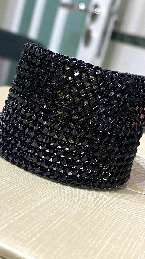 Bracelete cor única, 4cm largura, em crochê fio metal e vidrilhos tchecos pretos, fecho magnético.