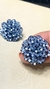 BRINCOS MODELO CRAVO EM CROCHÊ FIO METAL,VIDRILHOS TCHECOS AZUL CLARO, 3cm x 3cm. - comprar online