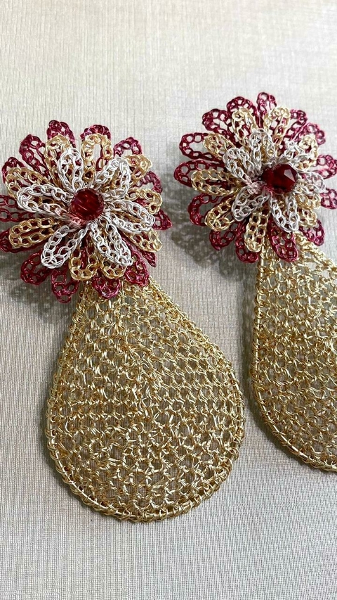 Brincos maxi gota, em crochê fio metal ouro, base flor 3 tons, natural, cereja e ouro, gota cristal Swarovski cereja, 8,5cm x 4cm.