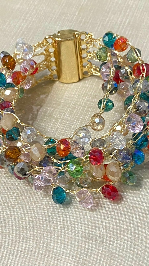 Bracelete em crochê fio metal ouro, cristais coloridos 8 vertentes, 4cm largura, fecho magnético.