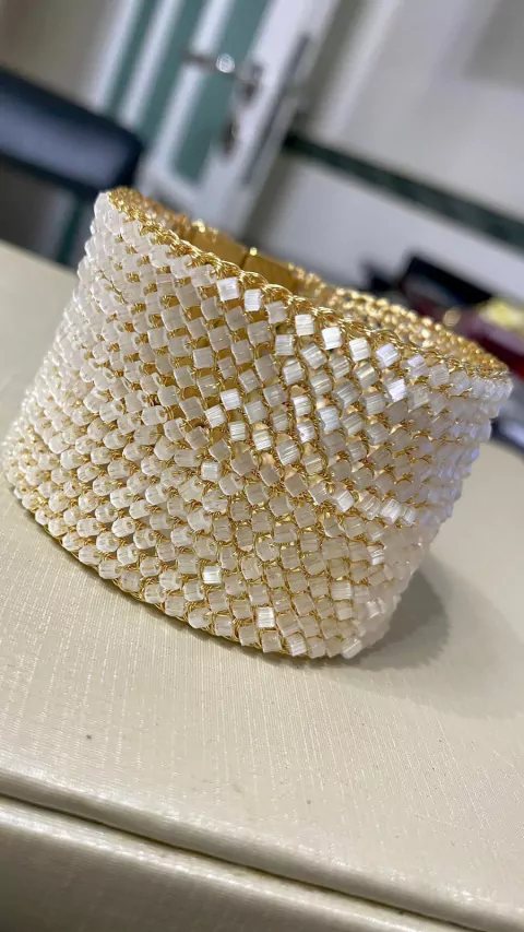 Bracelete em crochê, 4cm largura, fio metal ouro e vidrilhos tchecos brancos translúcidos, fecho magnético.