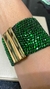 Bracelete em crochê, 4cm largura, fio metal e vidrilhos tchecos verde esmeralda, fecho magnético. na internet