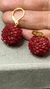 Brincos argolas banho ouro, bolinha em crochê fio metal ouro, vidrilhos tchecos vermelho cereja. - comprar online