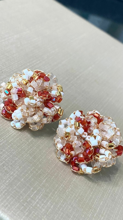 Brincos modelo cravo, 3cm x 3cm, em crochê fio metal ouro e vidrilhos tchecos brancos leitosos, translúcidos, coral e ouro.