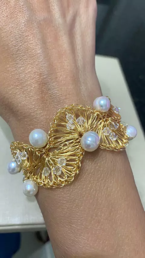 Bracelete em crochê fio metal ouro ondulado, 3cm largura com cristais Swarovski translúcidos e pérolas naturais, fecho magnético.