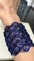 Bracelete renda leque 6,5 cm largura, em crochê fio azul marinho, fecho magnético.