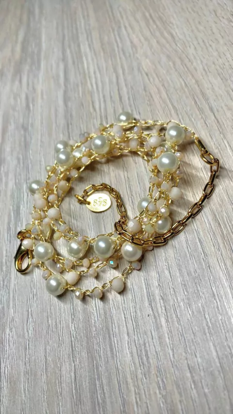 Colar/pulseira, 4 vertentes, fio único, em crochê fio metal ouro, pérolas shel e cristais perolados, 65cm + extensor.