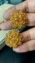Brincos modelo cravo, em crochê fio metal ouro e cristais Swarovski caramelo, 3cm x 3cm.