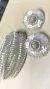Conjunto brinco argola frontal e pulseira 3 voltas vidrilhos brancos.