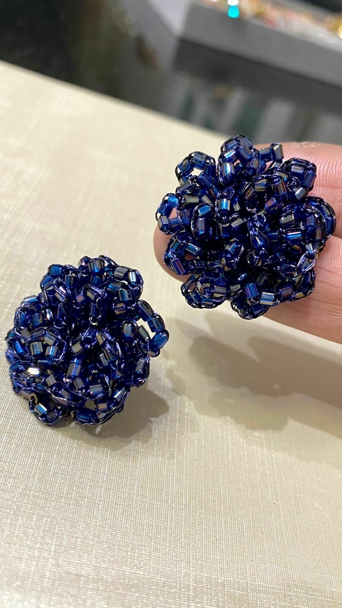 BRINCOS MODELO CRAVO, CROCHÊ FIO METAL E VIDRILHOS TCHECOS AZUL MARINHO, 3cm x 3cm.