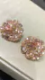 Brincos modelo cravo 3cm x 3cm, crochê fio metal champagne, vidrilhos tchecos mescla.