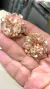 Brincos modelo cravo 3cm x 3cm, crochê fio metal champagne, vidrilhos tchecos mescla. - comprar online