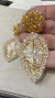 Brincos em crochê fio metal ouro, modelo cravo com folha, cristais Swarovski caramelo e vidrilhos tchecos brancos translúcidos, 7cm x 3,5cm. na internet
