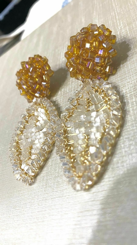 Brincos em crochê fio metal ouro, modelo cravo com folha, cristais Swarovski caramelo e vidrilhos tchecos brancos translúcidos, 7cm x 3,5cm. - comprar online