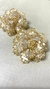 Brincos flor em crochê fio metal ouro, vidrilhos tchecos branco translúcidos, 4cm x 4cm. - comprar online