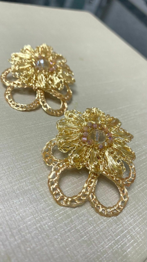 Brincos em crochê fio metal ouro, flor margarida com corrente, cristal central, vidrilhos japonêses, 5cm x 4cm.