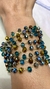 Bracelete 20cm, em crochê fio metal ouro, 9 vertentes, com cristais coloridos metálicos, fecho magnético.