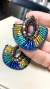 Brincos em crochê fio metal esmaltado azul turquesa, vidrilhos tchecos ouro, azul e verde e cristais quadrados citrino, 4,5cm x 4,5cm. - comprar online