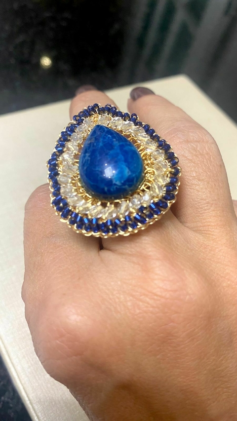 Anel em crochê fio metal ouro, micro vidrilhos japonêses azul e cristais, pedra central natural Lápis Lazúli formato de coração,aro ajustável 16 a 19.