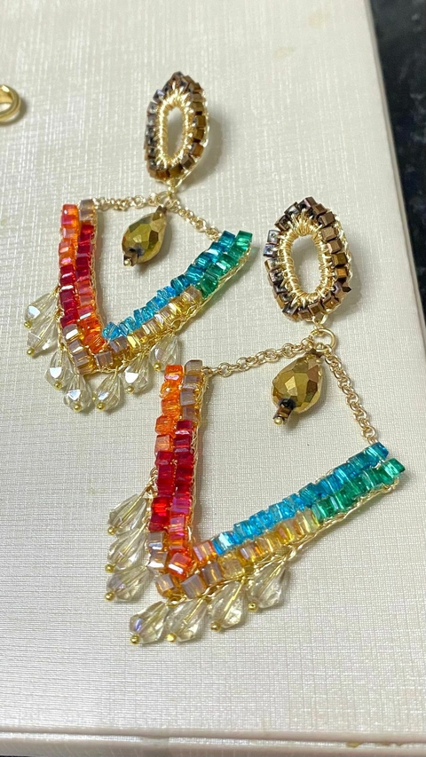 Brincos Triângulos em crochê fio metal ouro, cristais quadrados color em degradê e gotas pingentes em cristais,9cm x 4cm. - comprar online