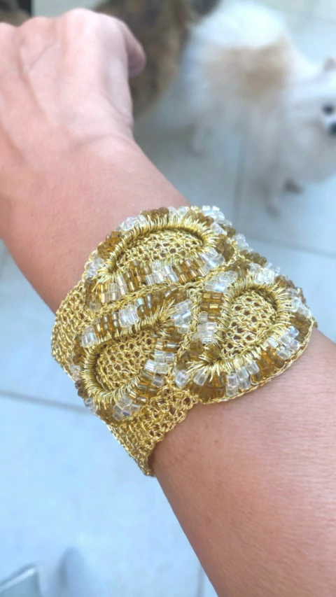 Bracelete Kashmir, 5,5cm largura, em crochê fio metal ouro, vidrilhos tchecos em dois tons, fecho magnético, pulso 18,5cm.