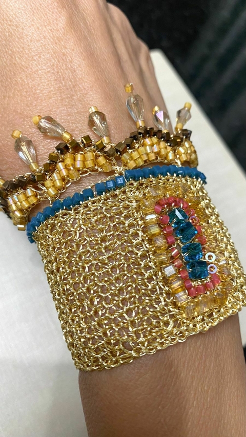 Bracelete em crochê fio metal ouro,detalhes central e onda leterel em cristais quadrados,vidrilhos japonêses e gotas em cristais,fecho magnetico,16cm.