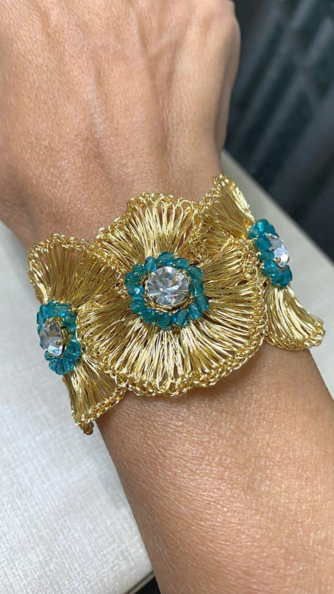 Bracelete,4,5cm largur,em crochê fio metal ouro,3 círculos centrais,strass austríacos e cristais tchecos azul turquesa,fecho magnético,pulso 17,5cm.