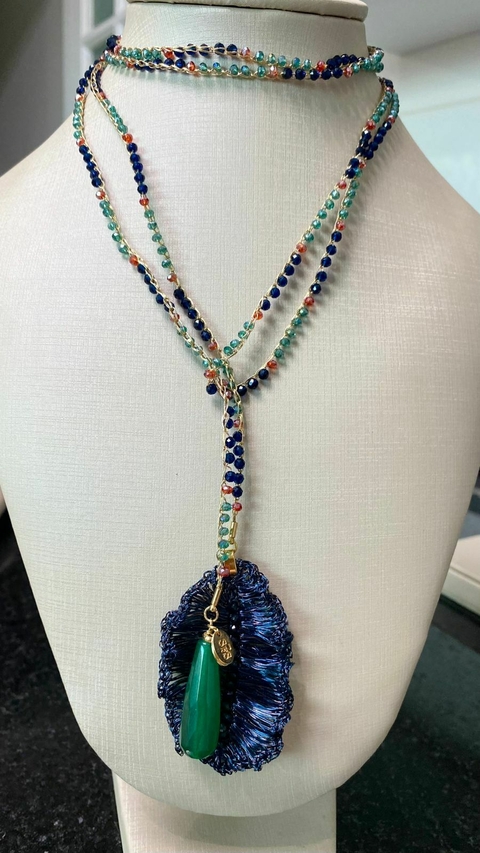 Colar/Pulseira voltas fio ouro 1,60cm,cristais verde e vermelho,pedra spinélio azul,folha 6cmx4cm em crochê fio e spinélio azul,gota esmeralda 3cm.