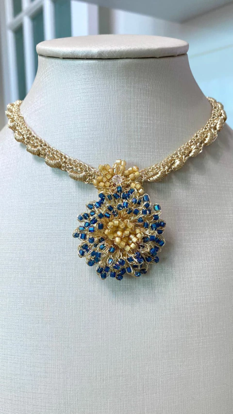 Colar/Choker em crochê fio metal ouro, detalhado, pingente flor de lótus 4cmx 4cm, vidrilhos tchecos e japonêses azul e ouro, 30cm + extensor.