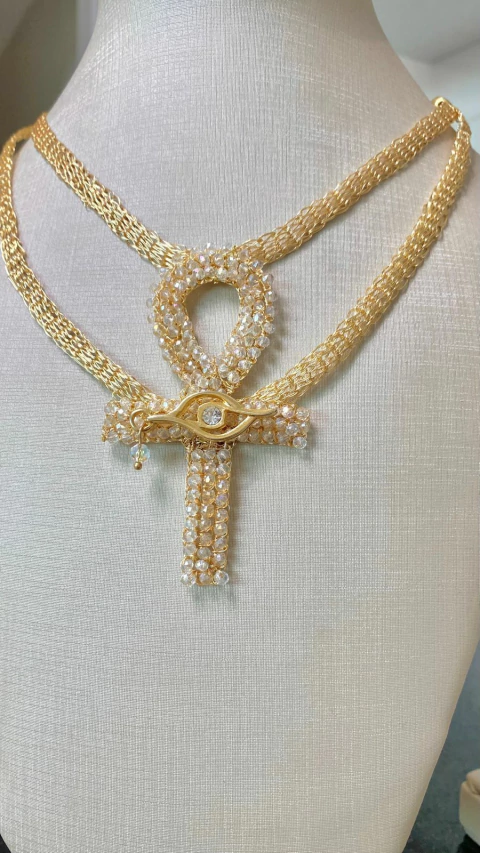 Colar/Choker em crochê fio metal duplo ouro, pingente cruz egípcia e olhos hórus, cristais e zircônias, 35cm + extensor.