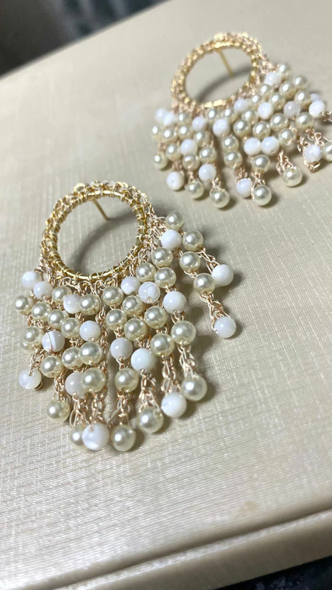 Brincos em crochê argolas frontais fio metal misto ouro e marfim, cascata de pérolas e madrepérolas, 5,5cm x 4cm. - comprar online