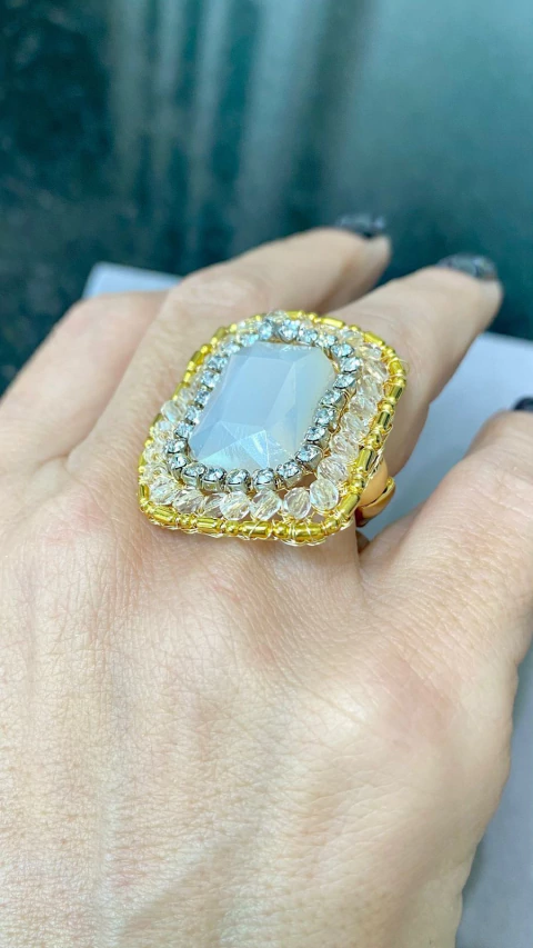 Anel quadrado em crochê fio metal ouro, cristal central branco perolado 3cm x 2cm, cristais tchecos e strass,acabamento banho ouro,elástico ajustável. - comprar online