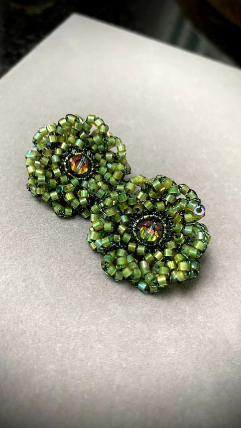 Brincos flor cravo, 3cm x 3cm, em crochê fio metal verde escuro, vidrilhos japonêses verde mescla, miolo cristais austríacos boreal. - comprar online