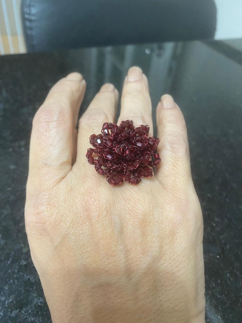 Anel modelo cravo 3cm x 3cm, em crochê fio metal e vidrilhos vinho, ajustável. - comprar online