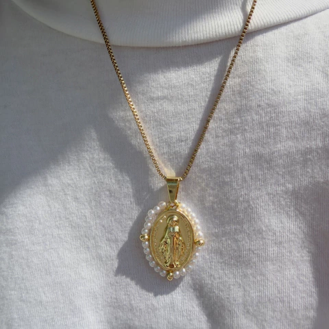 Colar Medalha Milhagrosa Pérolas - comprar online