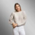 Suéter corto color marfil fendi en tejido de punto, suave cashmere, con detalle tejido en piel natural de conejo. Prenda femenina de Fabiane Frank, abrigada para el frío Otoño Invierno 2025 2026. Gramado. Compra online Fur Shop