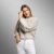 Suéter corto color marfil fendi en tejido de punto, suave cashmere, con detalle tejido en piel natural de conejo. Prenda femenina de Fabiane Frank, abrigada para el frío Otoño Invierno 2025 2026. Gramado. Compra online Fur Shop