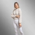 Suéter corto color marfil fendi en tejido de punto, suave cashmere, con detalle tejido en piel natural de conejo. Prenda femenina de Fabiane Frank, abrigada para el frío Otoño Invierno 2025 2026. Gramado. Compra online Fur Shop