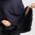 Poncho Aura en tejido de punto y cashmere azul marino, estilo ruana y capa, femenina, de Fabiane Frank. Alta calidad, hecha a mano con piel natural auténtica de conejo. Hecha en Gramado, Brasil. Otoño Invierno 2025 2026. Compra online en Fur Shop 1