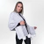Manta de tricot pied de poule con pompón de piel de conejo removible de Fabiane Frank para mujeres. Disponible en nuestra tienda en línea Fur and Shop. Acogedora para el frío del otoño invierno 2024 2025 gris y blanco lateral