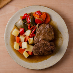 Carne a la cacerola con vegetales y papa. Plato 450 gr. - Chefexprés