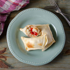 Empanadas caprese, con mozarela, tomate y albahaca. Bandeja 6 un