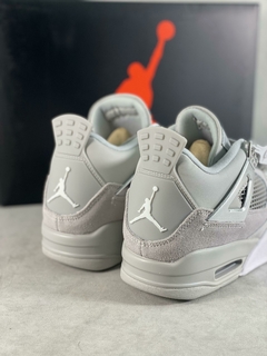 Air Jordan 4 frozen moments na internet