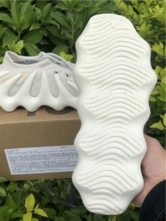 Yeezy 450 “Cloud White” na internet