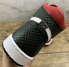 Air Jordan 1 Retro High Satin Snake Chicago  na internet