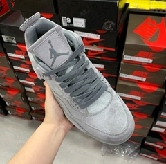 KAWS x Air Jordan 4 

 na internet