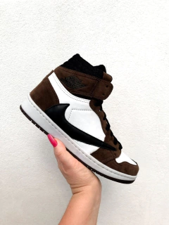 AIR JORDAN 1 TRAVIS SCOTT MARROM - Hype Imports BR