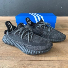 Yeezy 350 Black na internet
