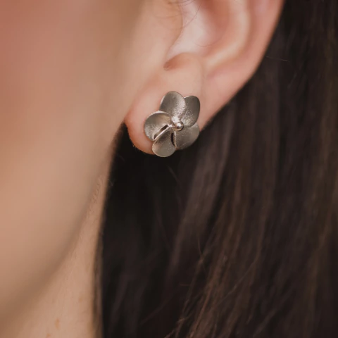 Brinco Flor Rayana Ródio - comprar online