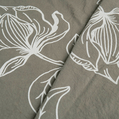 Tusor Super Ancho Gris Elefante Estampado con Flor Blanca (Ancho 3,00 mts)